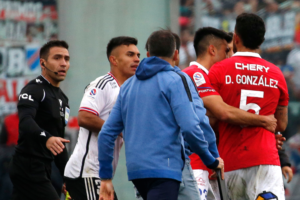 Futbolistas de Colo-Colo y Universidad Católica se enfrentan durante el compromiso que terminó 2-1 a favor de los dirigidos por Gustavo Quinteros durante el segundo semestre del 2023.