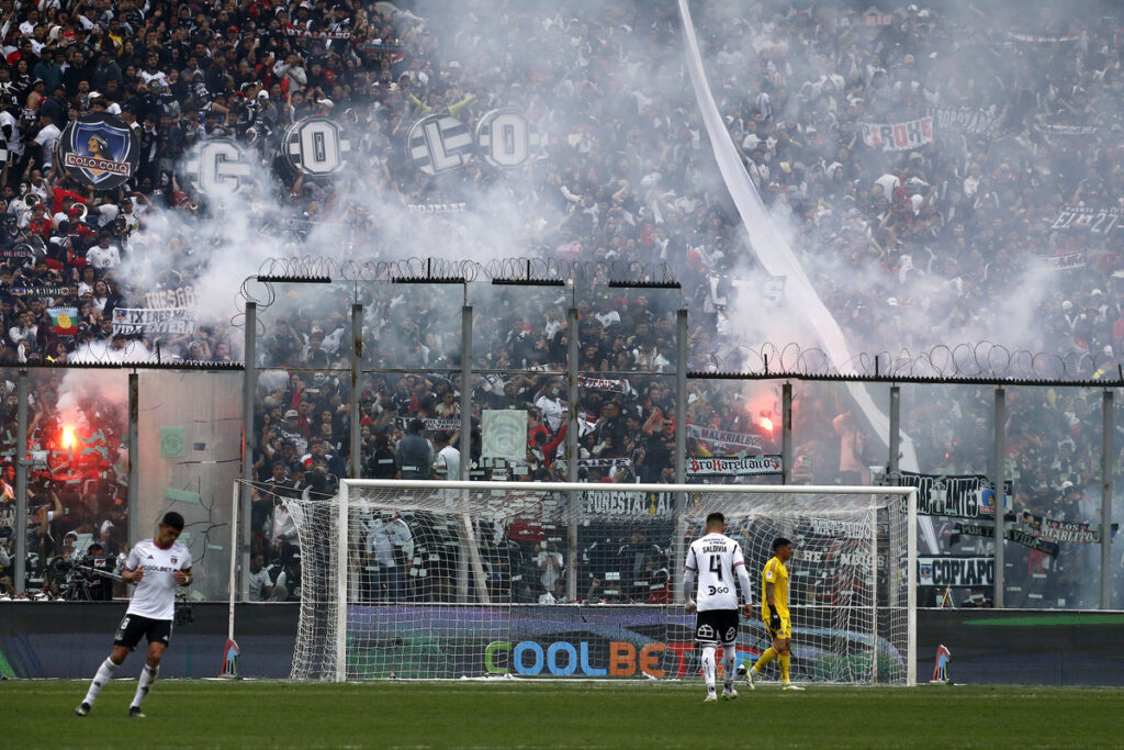 Hinchas de Colo-Colo en el sector norte del Estadio Monumental en la victoria 2-1 sobre Universidad Católica por el Campeonato Nacional 2023.