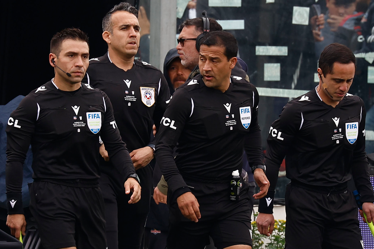 Cuerpo arbitral liderado por Felipe González sale al campo de juego para el duelo entre Colo-Colo y Universidad Católica durante el segundo semestre del 2023.