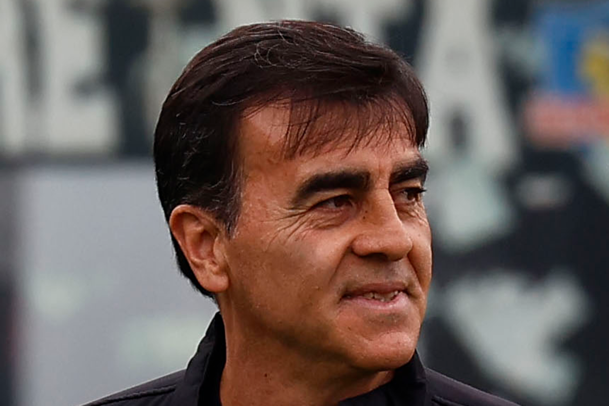 Primer plano al rostro sonriente de Gustavo Quinteros durante la temporada 2023.