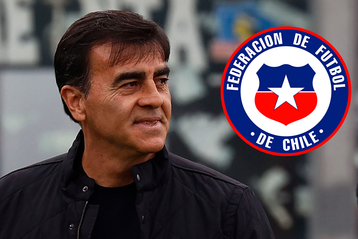 Gustavo Quinteros sonriente y a mano derecha el logo de la Selección Chilena de Fútbol Profesional.