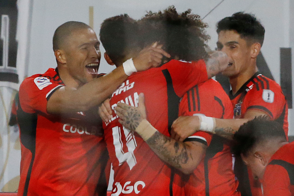 Futbolistas de Colo-Colo se abrazan y celebran tras marcar el 1-0 definitivo sobre Cobreloa por la vuelta de la Copa Chile 2023.
