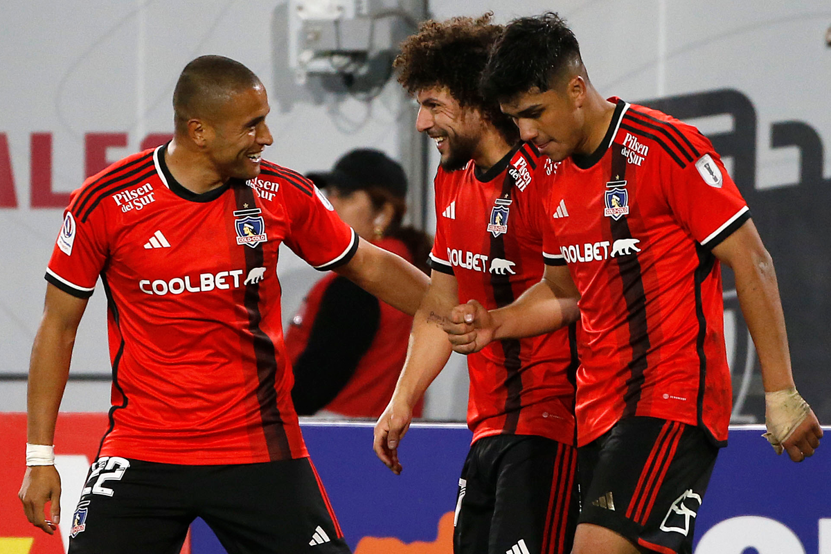 Leandro Benegas y Damián Pizarro celebran junto a Maximiliano Falcón el gol del triunfo 1-0 de Colo-Colo sobre Cobreloa por la Copa Chile 2023.