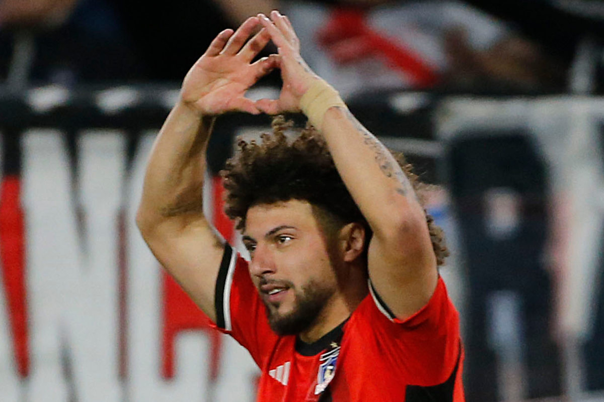 Maximiliano Falcón con los brazos en alto tras anotar el 1-0 de Colo-Colo sobre Cobreloa por las semifinales de vuelta de la Copa Chile 2023.