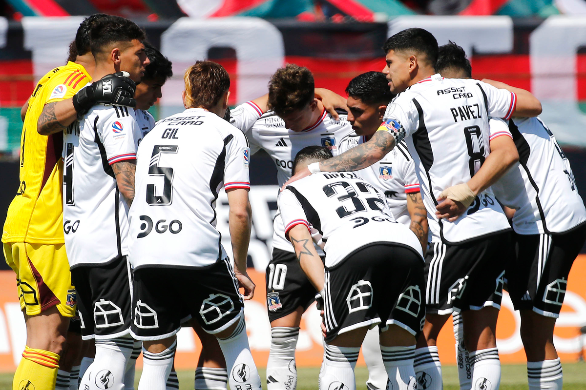 Futbolistas de Colo-Colo abrazados y arengándose antes de enfrentar a Palestino por la segunda rueda del Campeonato Nacional 2023.