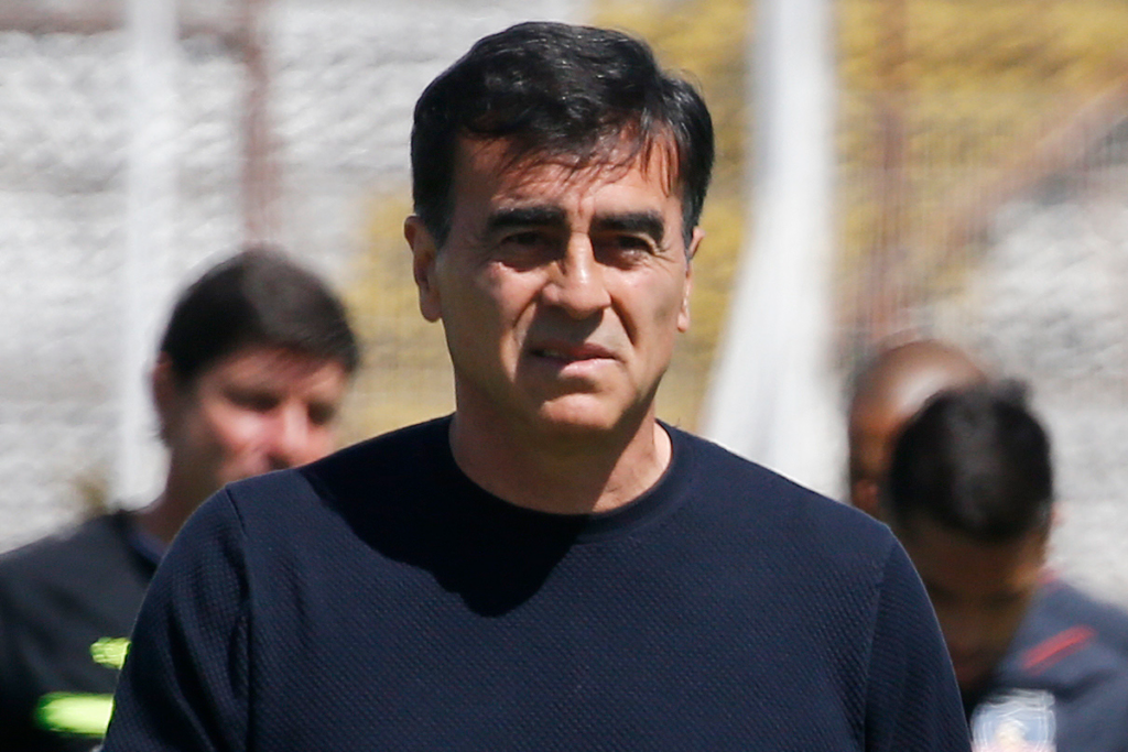 Gustavo Quinteros con cara de preocupación en pleno partido de Colo-Colo durante la temporada 2023.