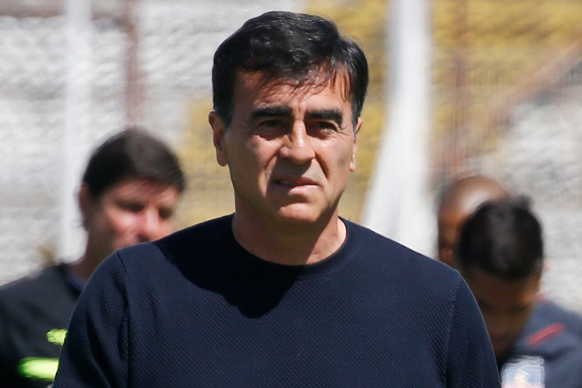 Gustavo Quinteros con cara de preocupación en pleno partido de Colo-Colo durante la temporada 2023.