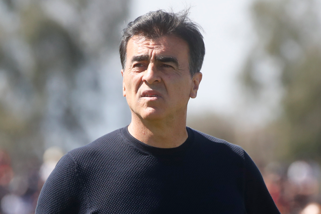 Gustavo Quinteros con cara de preocupación durante la temporada 2023.
