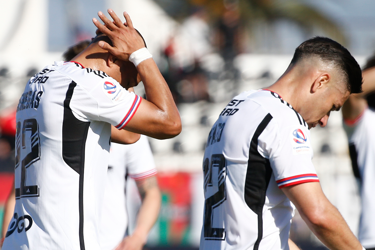 Leandro Benegas y Óscar Opazo con la cabeza cabizbaja tras la derrota de Colo-Colo 1-0 ante Palestino por la segunda rueda del Campeonato Nacional 2023.