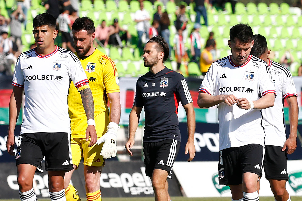 Futbolistas de Colo-Colo se retiran cabizbajos del césped del Estadio Municipal de La Cisterna tras caer por 1-0 ante Palestino en la segunda rueda del Campeonato Nacional 2023.
