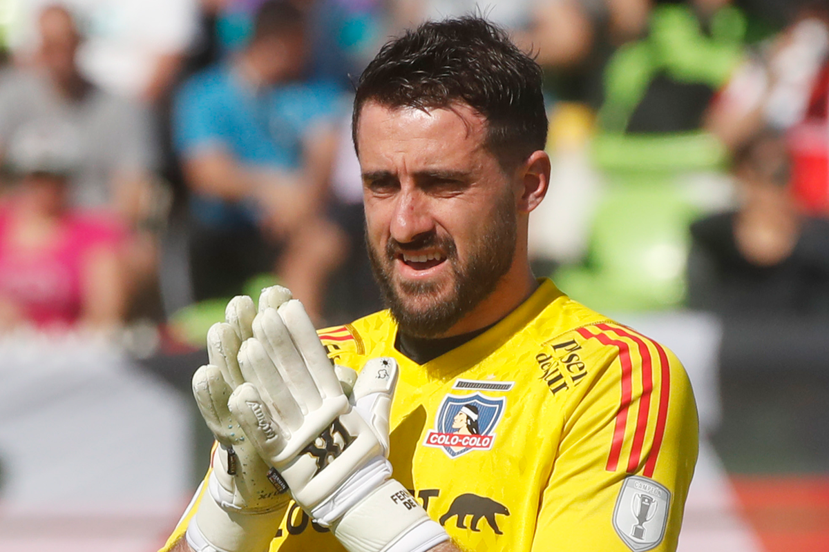 Fernando de Paul con la mirada fija en un objetivo y con las manos juntas en pleno partido de Colo-Colo.