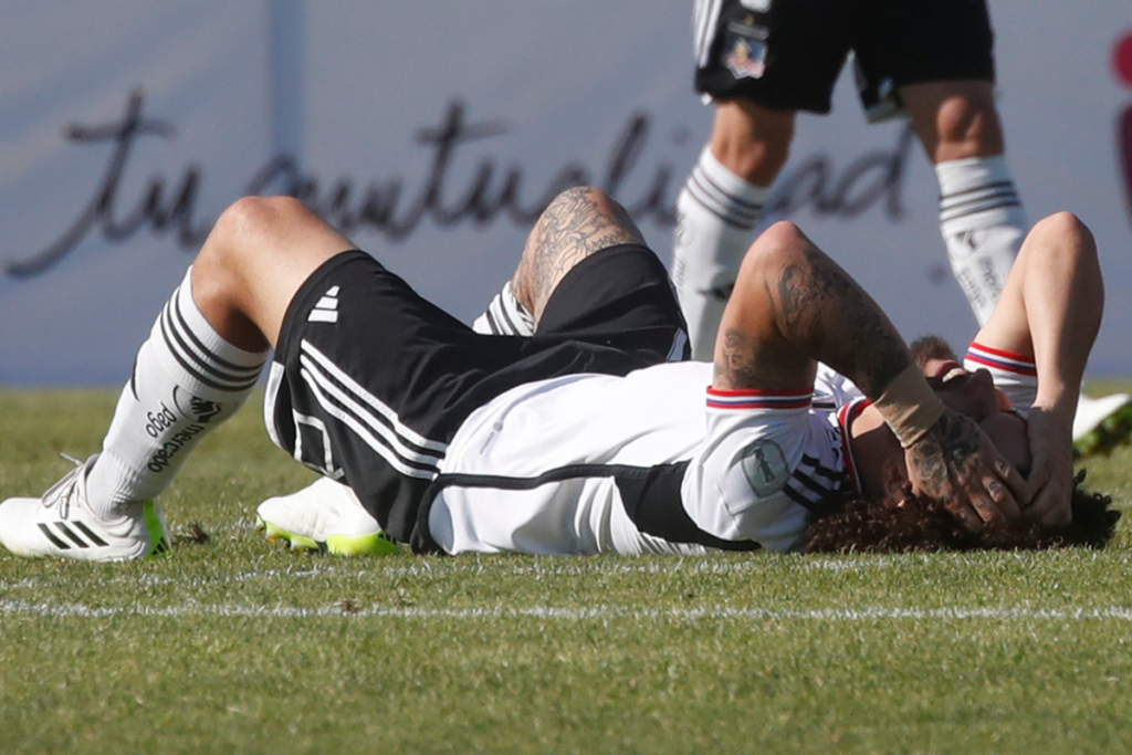 Maximiliano Falcón en el piso y con las manos en la cabeza se lamenta en pleno partido de Colo-Colo.