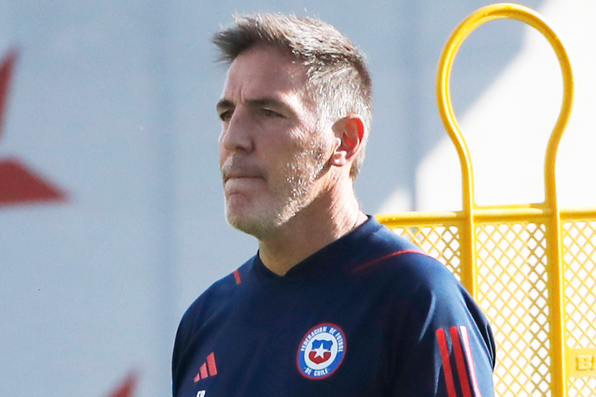 Eduardo Berizzo con una mirada de concentración en pleno entrenamiento de la Selección Chilena durante la temporada 2023.