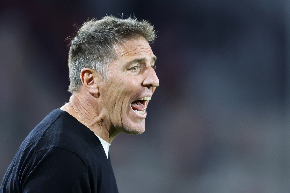 Eduardo Berizzo gritando eufórico en pleno partido de la Selección Chilena durante la temporada 2023.