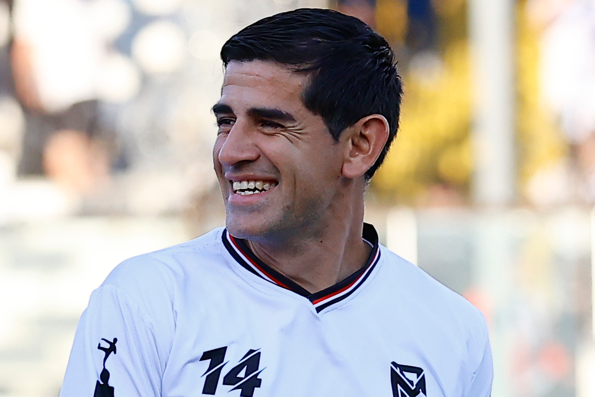 Julio Barroso sonriendo en plena despedida de Matías Fernández del fútbol profesional.