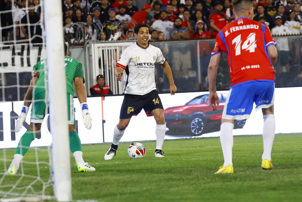 Matías Fernández jugando su partido de despedida