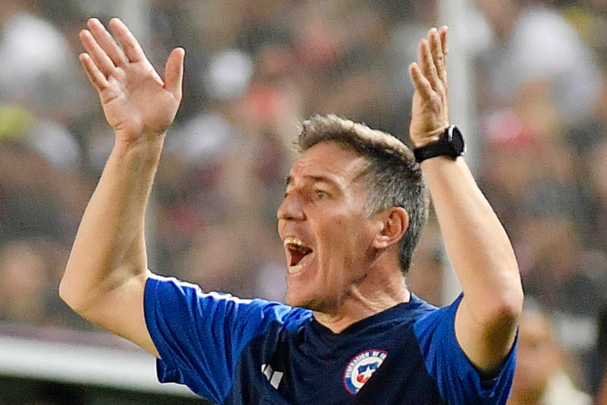 Eduardo Berizzo con las manos en alta y con claros signos de estar reclamando una jugada al mando de la Selección Chilena durante la temporada 2023.