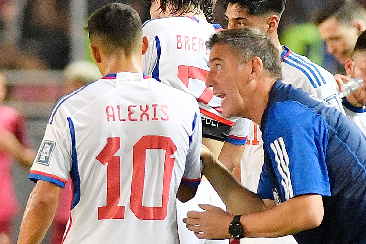 Eduardo Berizzo repartiendo instrucciones a Alexis Sánchez en la derrota de Chile 3-0 a manos de Venezuela durante la temporada 2023.