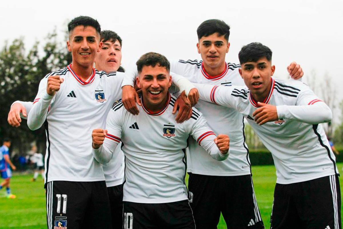 Jugadores del Fútbol de Proyección de Colo-Colo celebrando el triunfo 4-0 sobre Universidad de Chile durante el Torneo de Clausura 2023.