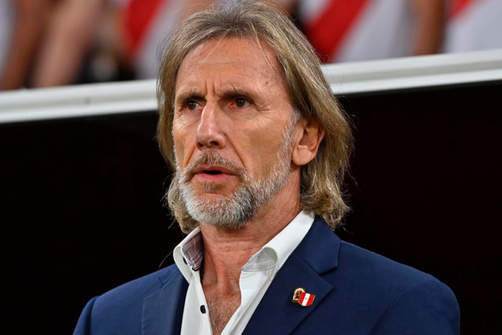 Ricardo Gareca con una cara de seriedad mientras dirigía un partido al mando de la Selección Peruana.