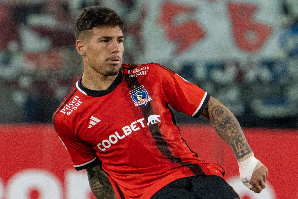 Alan Saldivia con cara de concentración mientras defiende la camiseta de Colo-Colo durante la temporada 2023.