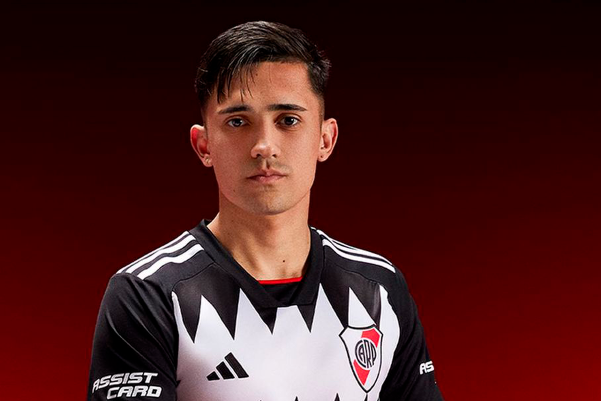 Pablo Solari presenta la nueva camiseta de River Plate para la temporada 2023/24.