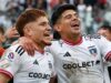 Leonardo Gil y Esteban Pavez riendo mientras celebran el triunfo de Colo-Colo frente a la Universidad Católica.
