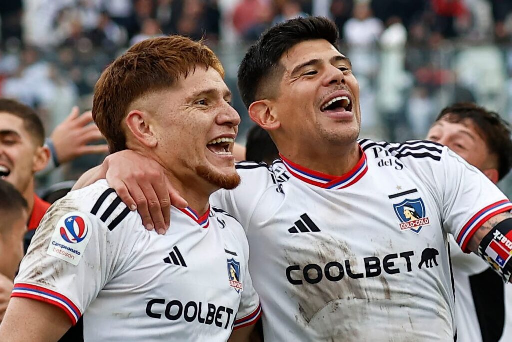 Leonardo Gil y Esteban Pavez riendo mientras celebran el triunfo de Colo-Colo frente a la Universidad Católica.