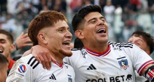 Leonardo Gil y Esteban Pavez riendo mientras celebran el triunfo de Colo-Colo frente a la Universidad Católica.