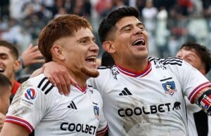 Leonardo Gil y Esteban Pavez riendo mientras celebran el triunfo de Colo-Colo frente a la Universidad Católica.