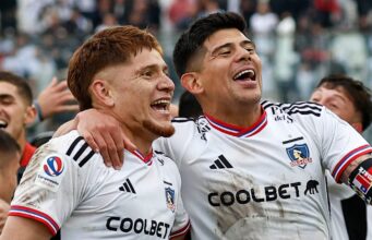 Leonardo Gil y Esteban Pavez riendo mientras celebran el triunfo de Colo-Colo frente a la Universidad Católica.