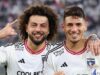 Primer plano a Maximiliano Falcón y Alan Saldivia tras un triunfo de Colo-Colo en el Estadio Monumental.