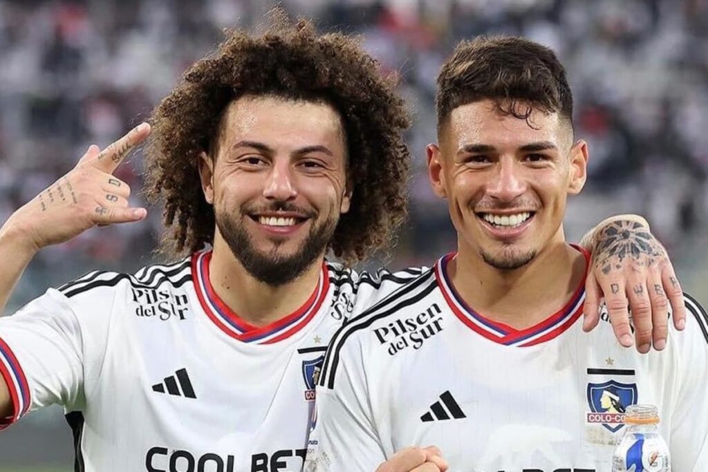 Primer plano a Maximiliano Falcón y Alan Saldivia tras un triunfo de Colo-Colo en el Estadio Monumental.