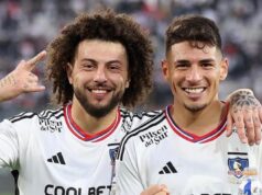 Primer plano a Maximiliano Falcón y Alan Saldivia tras un triunfo de Colo-Colo en el Estadio Monumental.