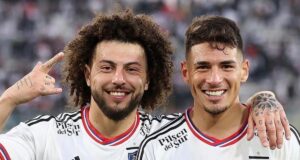 Primer plano a Maximiliano Falcón y Alan Saldivia tras un triunfo de Colo-Colo en el Estadio Monumental.