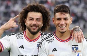 Primer plano a Maximiliano Falcón y Alan Saldivia tras un triunfo de Colo-Colo en el Estadio Monumental.