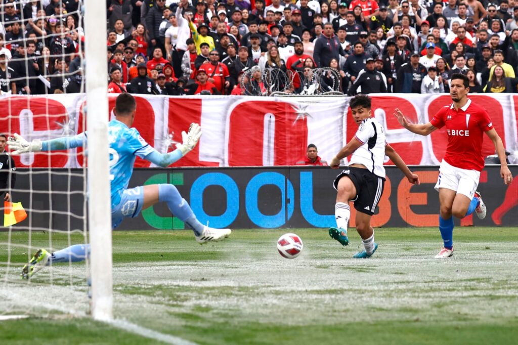 Damián Pizarro en un mano a mano frente a Nicolás Peranic en el partido de Colo-Colo vs Universidad Católica.