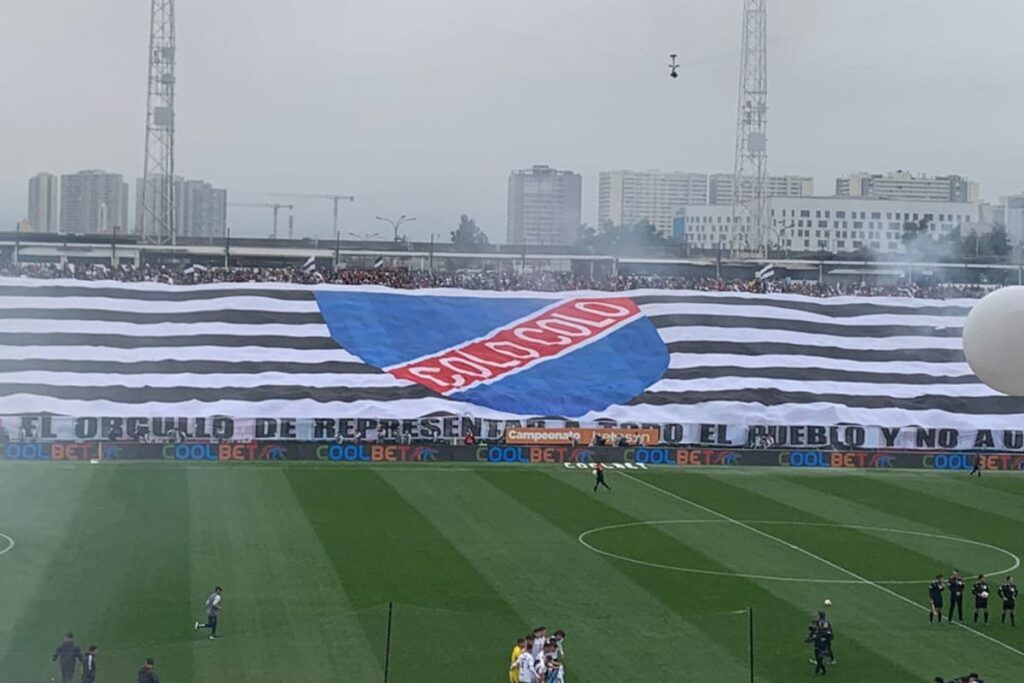 Recibimiento de los hinchas de Colo-Colo al plantel de honor del Cacique.