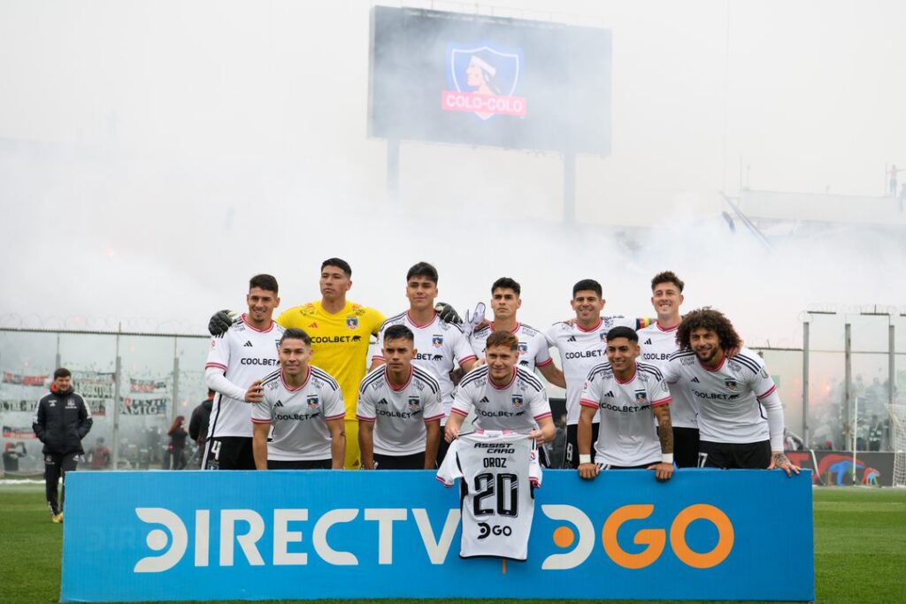 Formación titular de Colo-Colo con camiseta de Alexander Oroz en el partido frente a la Universidad Católica.
