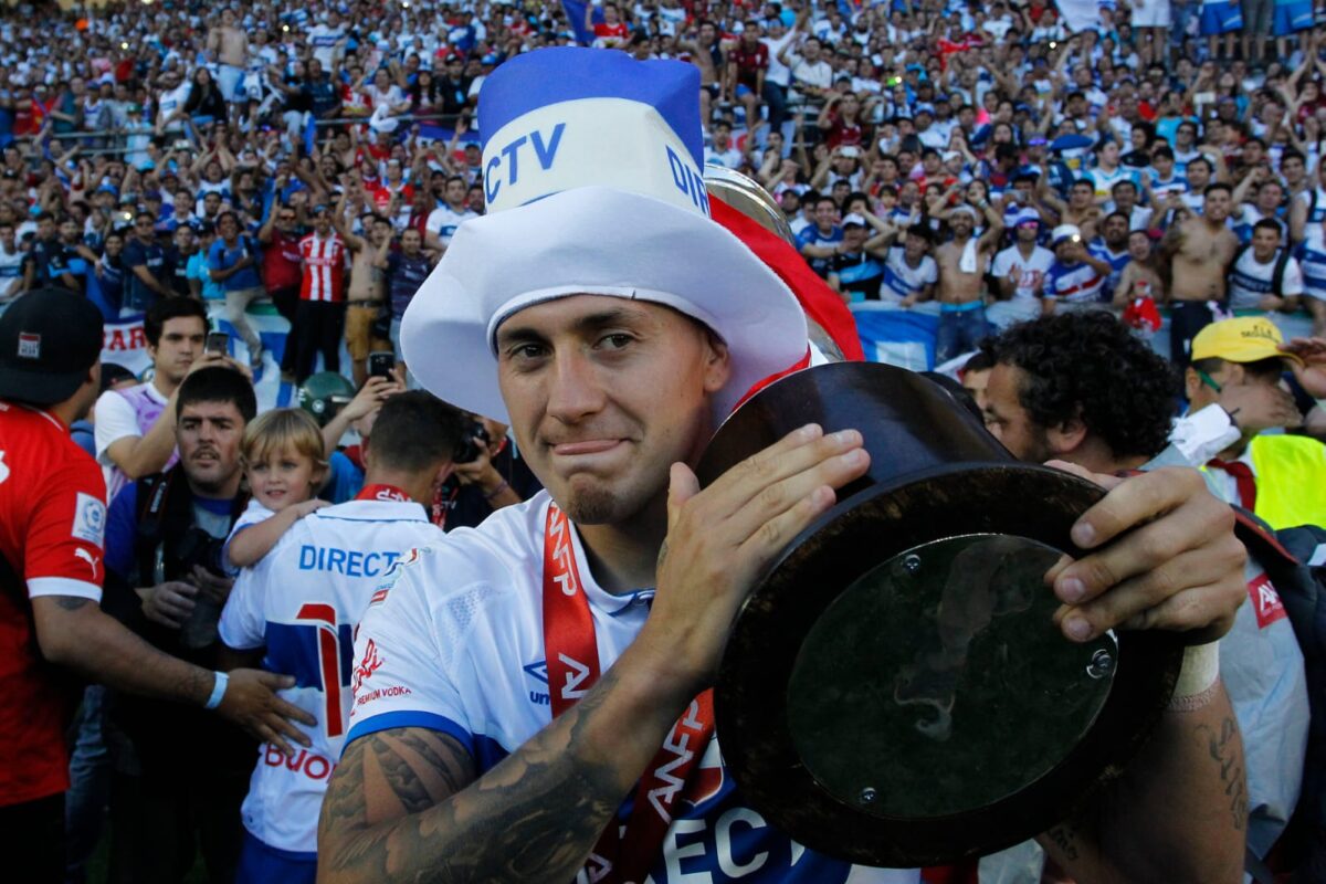 Nicolás Castillo con la camiseta de la Universidad Católica