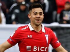 Alexander Aravena celebrando su gol contra Colo-Colo en el Estadio Monumental.