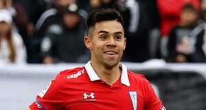 Alexander Aravena celebrando su gol contra Colo-Colo en el Estadio Monumental.