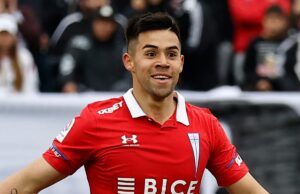 Alexander Aravena celebrando su gol contra Colo-Colo en el Estadio Monumental.