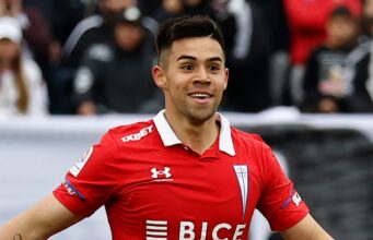 Alexander Aravena celebrando su gol contra Colo-Colo en el Estadio Monumental.