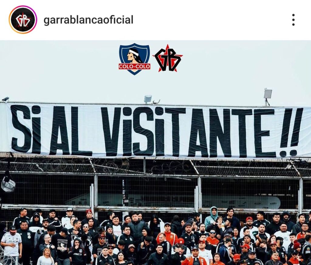 Bandera puesta en el Estadio Monumental con Comunicado de la Garra Blanca pidiendo venta de entradas para hinchas visitantes.