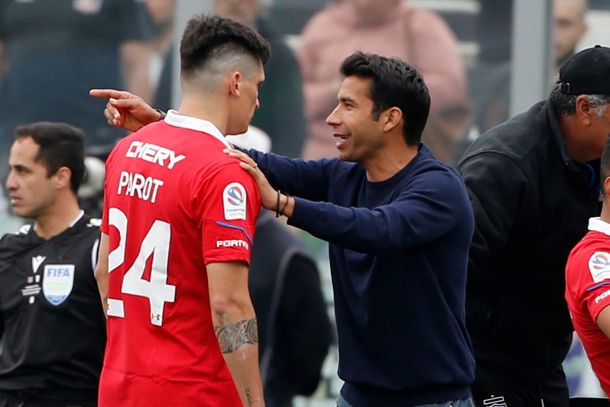 Alfonso Parot y Nicolás Núñez conversando durante el partido de Colo-Colo frente a la Universidad Católica.