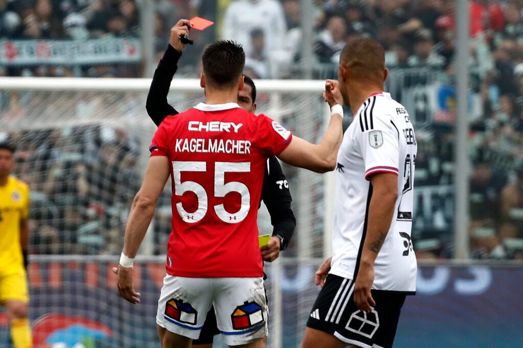 Felipe González expulsando a Gary Kagelmacher en el partido frente a Colo-Colo