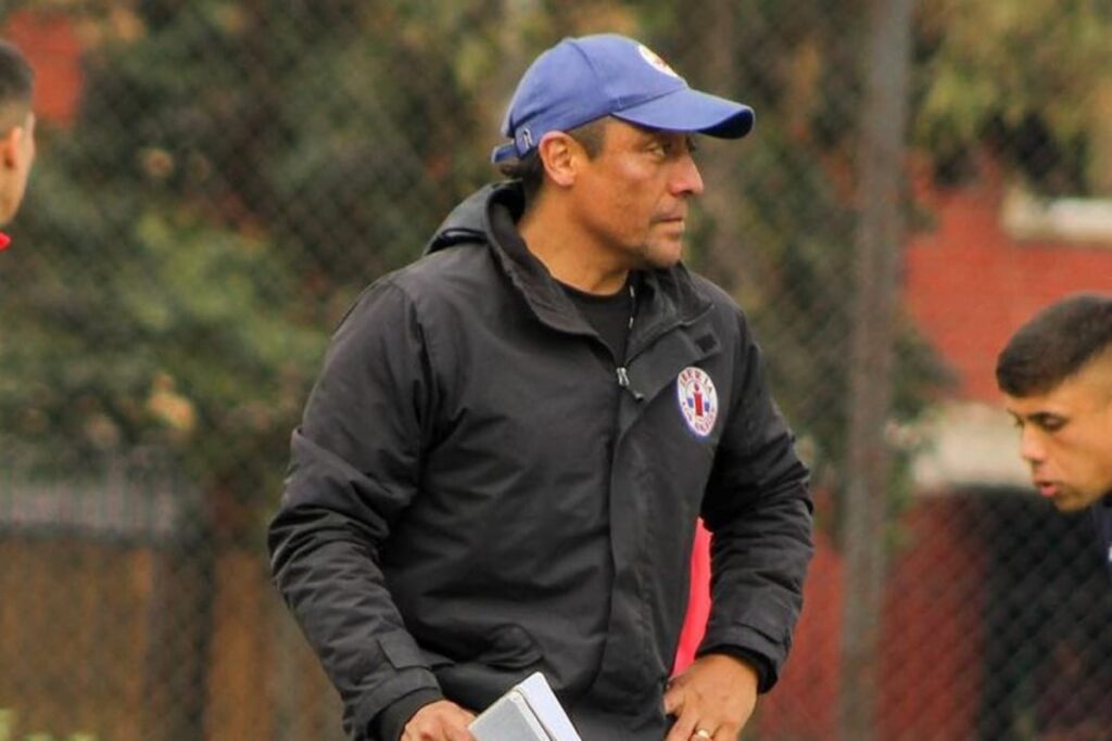 Rodrigo Meléndez con indumentaria de Deportes Iberia durante un entrenamiento.