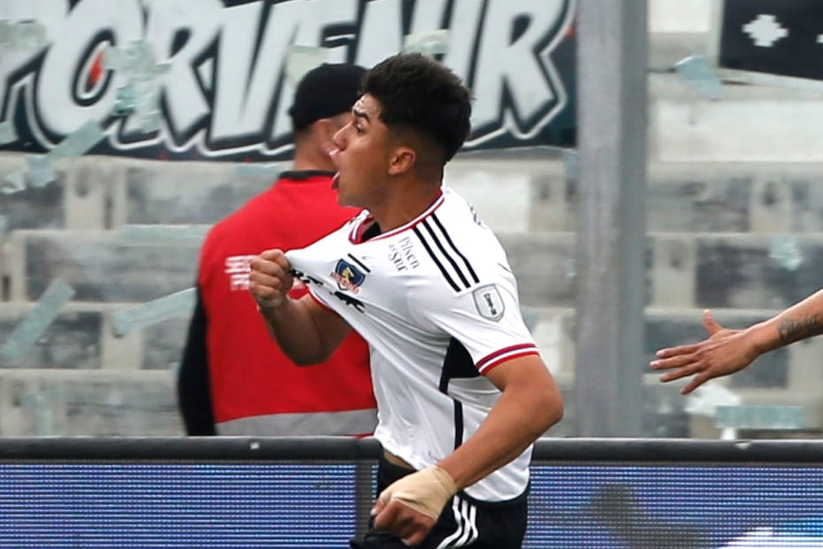 Damián Pizarro celebrando su gol a último minuto frente a la Universidad Católica en el triunfo de Colo-Colo.