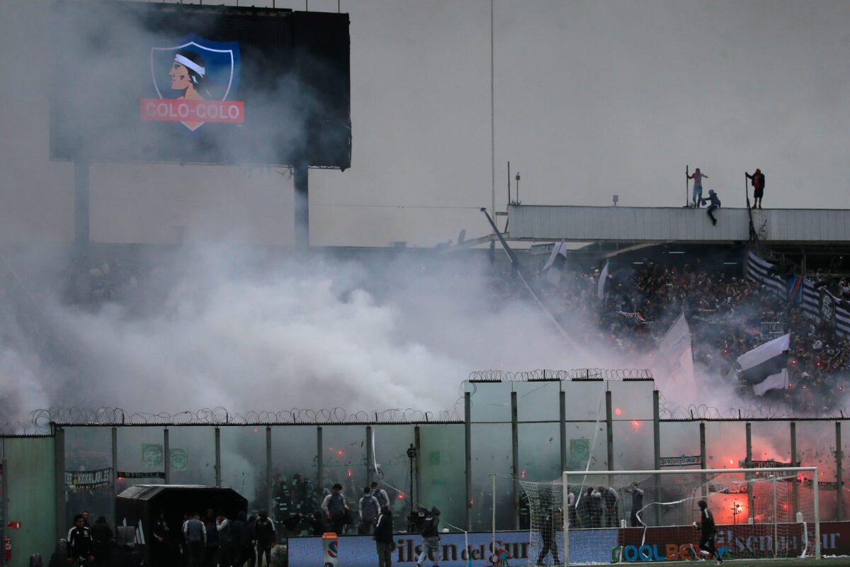 Recibimiento de la Garra Blanca en el partido de Colo-Colo frente a la Universidad Católica.